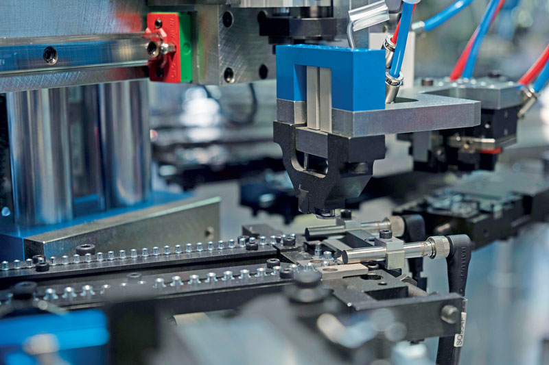Alcune macchine che compongono l’intero impianto per il montaggio di sponde per cassetti, in grado di assemblare 1.400 pezzi/ora.