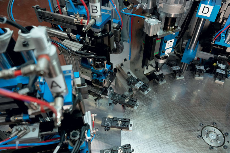 For the assembly of the “adjustment unit” the choice of making universal laying allows a quick production change.