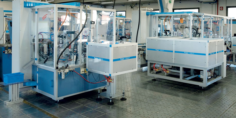 Rotary table made up of 30 stations, which mounts one of the subassemblies.
