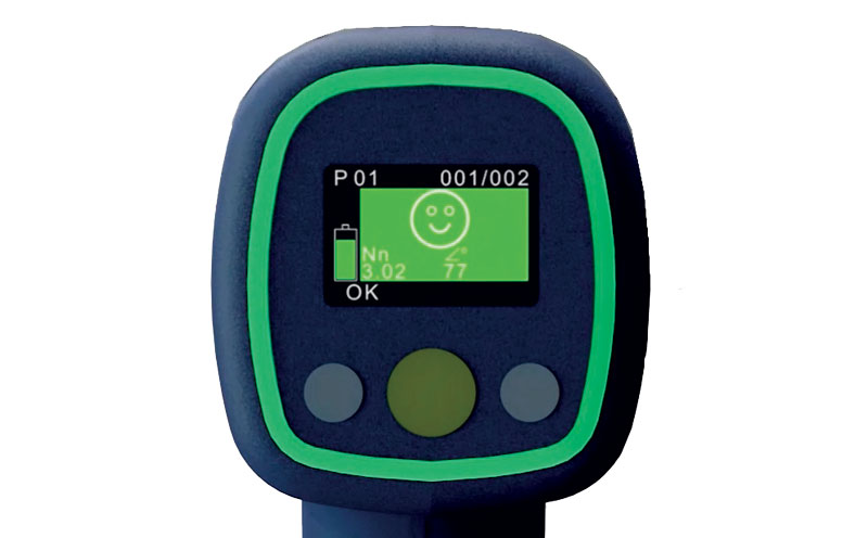 On the OLED display, the operator can see the battery status information, the count of screws / rivets and the selected program.