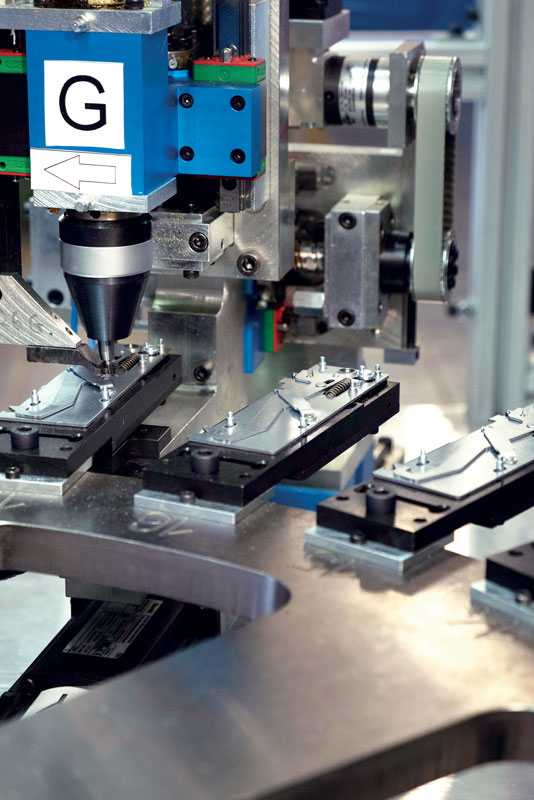 System for assembling the “control unit”: it can assemble two product variants at the same time.