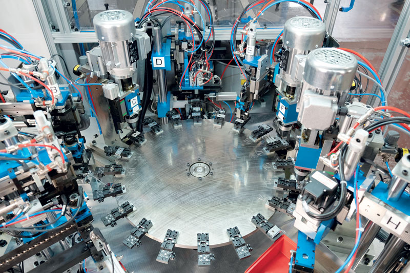 Unità speciali di rivettatura Cosberg programmate per plasmare più rivetti.