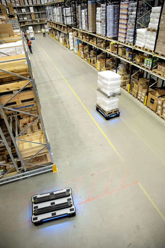 Gli operatori possono controllare in ogni momento dove si trovano i robot mobili.