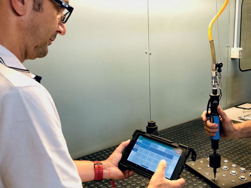 During assembly, it is possible to monitor torque and angle in real time by displaying data and graphs on a tablet. During assembly, it is possible to monitor torque and angle in real time by displaying data and graphs on a tablet.