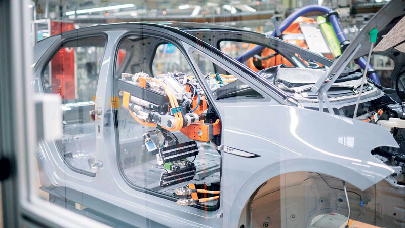 Grazie a nuovi sensori di forza, i robot possono eseguire con grande precisione compiti di assemblaggio durante la fase finale dell’allestimento. Grazie a nuovi sensori di forza, i robot possono eseguire con grande precisione compiti di assemblaggio durante la fase finale dell’allestimento.