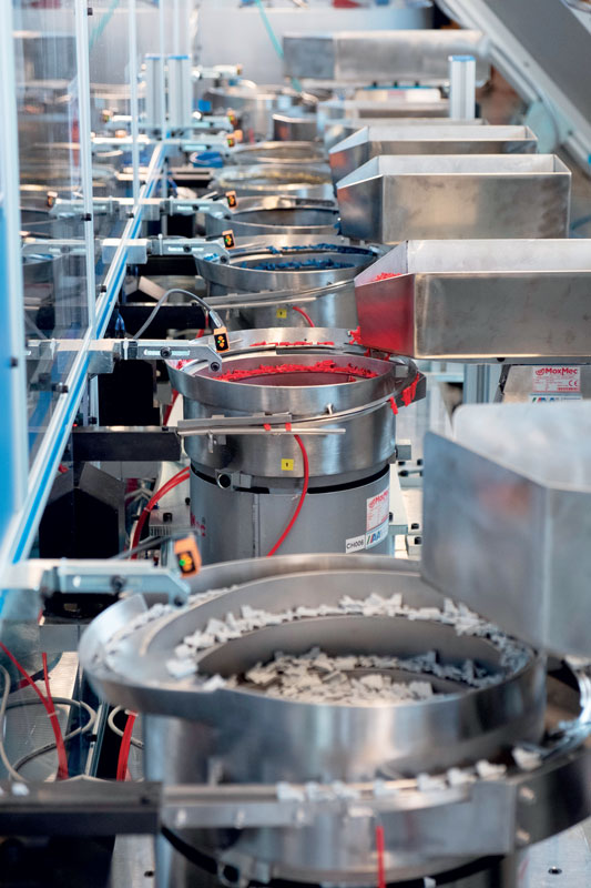 L’impianto è stato progettato per assemblare indistintamente ogni modello senza necessità di alcun intervento o regolazione meccanica. Il cambio produzione avviene in modo copletamente automatico: in base all’ordine processato, il sistema attiva o disattiva in autonomia le stazioni (24 in tutto).