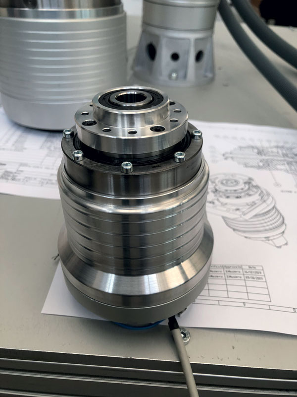 Nel giunto è presente un’elettronica di controllo raffinata in grado di comunicare attraverso il bus EtherCAT.