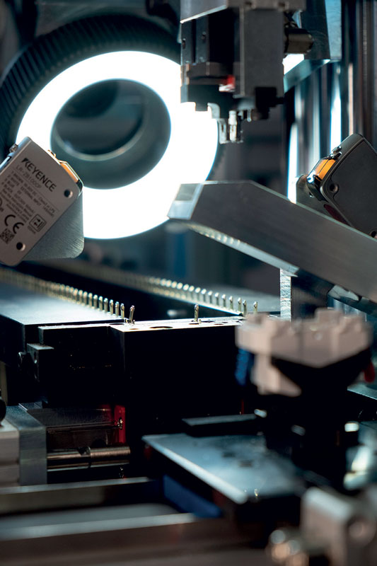 La maggior parte dei componenti viene alimentata da autodistributori elettrorisonanti ADER marchiati MoxMec, che utlizzano la brevettata tecnologia piezoelettrica.