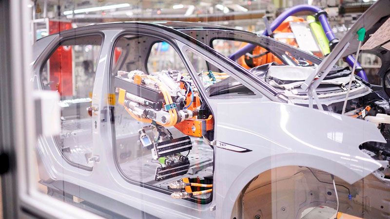 Grazie a nuovi sensori di forza, i robot possono eseguire con grande precisione compiti di assemblaggio durante la fase finale dell’allestimento.