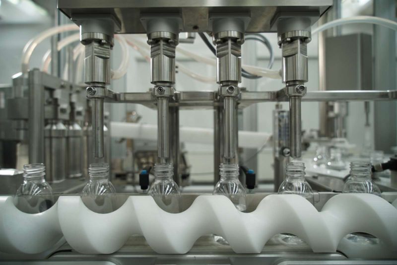 Si raggiunge una accuratezza di pesatura ±1% con una velocità di linea di 3.600 flaconi:h.