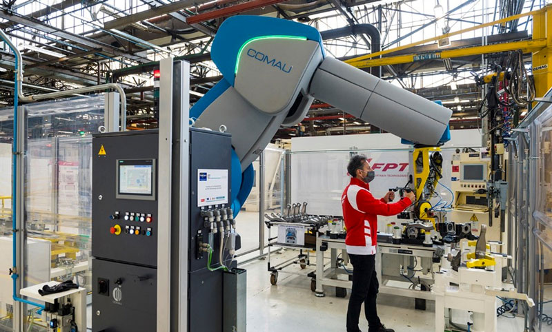 Il cobot AURA lavora in sinergia con l’operatore umano.