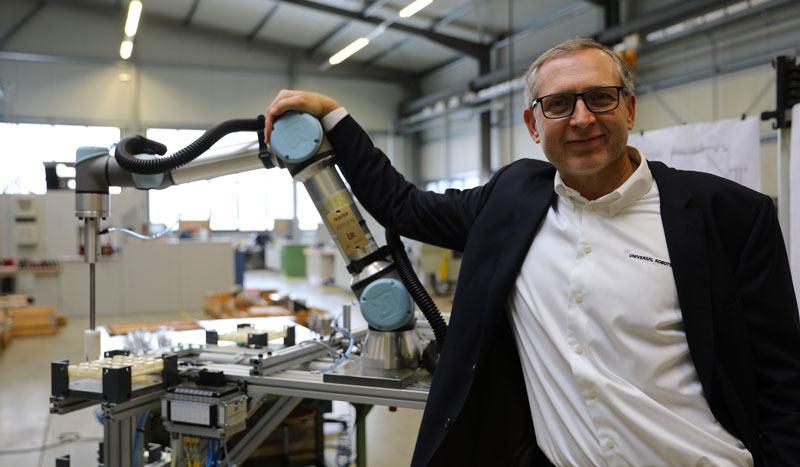 Jürgen von Hollen, presidente di Universal Robots, ha consegnato personalmente il 50.000esimo cobot a VEMA.