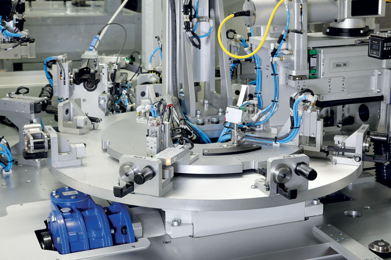 Gli impianti realizzati da Samac hanno l’obiettivo di automatizzare i processi di assemblaggio e collaudo di svariati prodotti.   1 11
