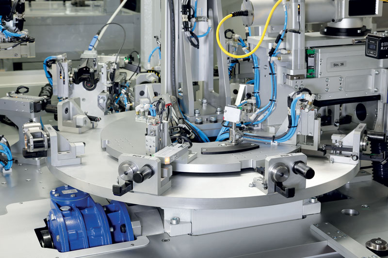 The installations made by Samac aim to automate the assembly and testing processes of various products.