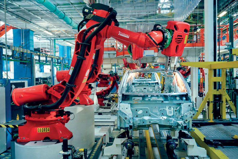 Ogni robot è stato completamente equipaggiato da Comau per eseguire in modo efficiente tutti i processi speciali che la realizzazione di un’auto elettrica richiede. Ogni robot è stato completamente equipaggiato da Comau per eseguire in modo efficiente tutti i processi speciali che la realizzazione di un’auto elettrica richiede.