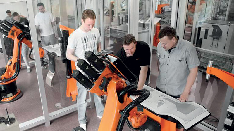 KUKA ha intrecciato negli anni diverse collaborazioni con istituti tecnici italiani, attraverso il KUKA College che organizza corsi, seminari e webinar sul mondo della robotica industriale. robotica collaborativa Il valore aggiunto della robotica mobile collaborativa 4 2