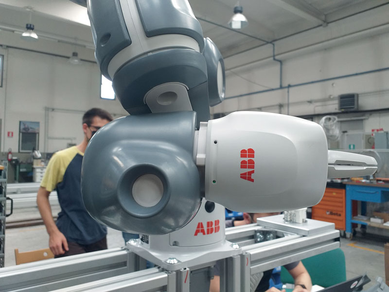 The integrated artificial vision of the YuMi cobot checks the correct insertion point with reference to the position of the compressor, then ensures correct assembly. compressori Compressor assembly is flexible and collaborative 6a 1