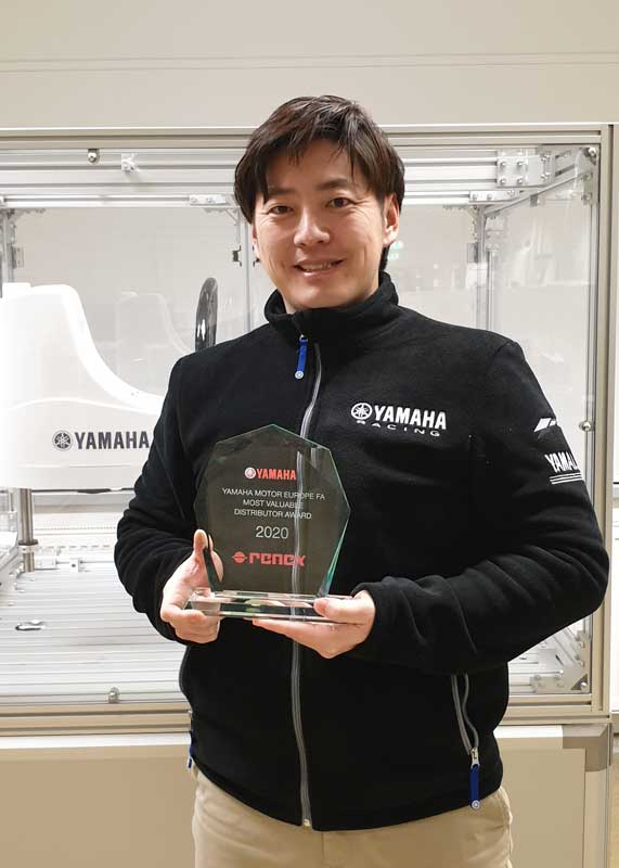 Il Jumpei Ninomiya di Yamaha ha conferito a Renex il premio "Most Valuable Distributor". yamaha Incentivata la rete di vendita per l&#8217;automazione industriale image 2 4