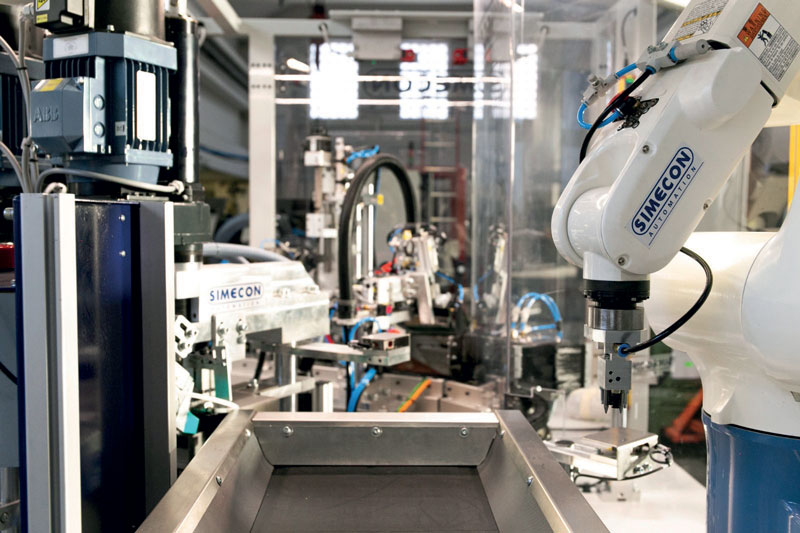 Il robot DENSO modello VS-6556 possiede sbraccio da 653 mm e payload di 7 kg.
