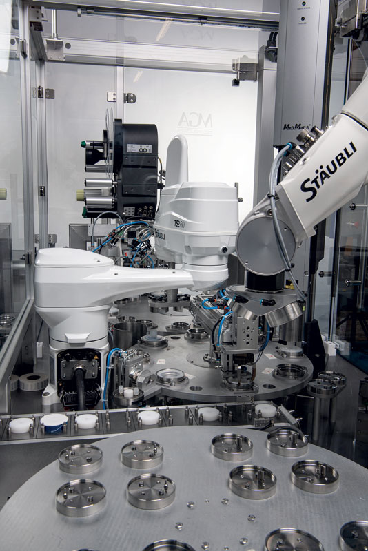 Durante la produzione di filtri, i due robot, uno Stäubli SCARA TS2-60 e un TX2-90 a 6 assi, lavorano fianco a fianco.