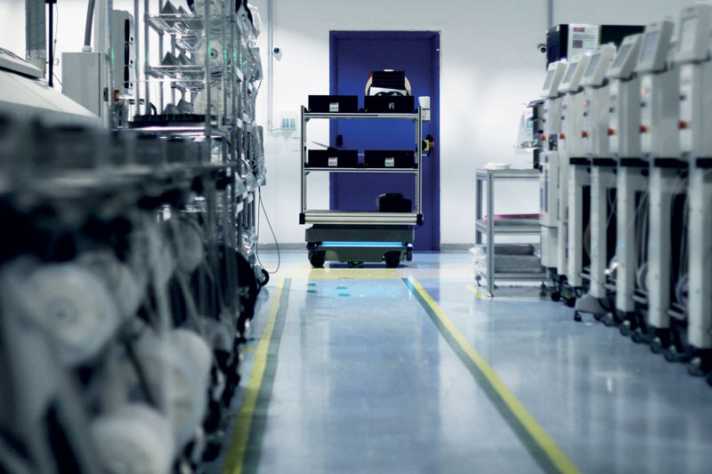 I robot mobili di MiR lavorano autonomamente all’interno dell’impianto di produzione, possono aprire porte, spostarsi attraverso tunnel, aggirare ostacoli, fermarsi e ricaricarsi automaticamente.