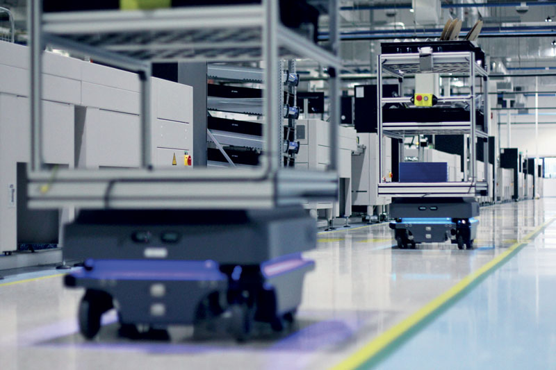 I robot serie MiR200 impiegati in Visteon forniscono PCB alle linee SMT, raccolgono materiale di scarto e trasportano componenti in plastica finiti.