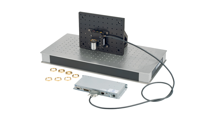 Sono disponibili due diversi portaobiettivi e un set di anelli adattatori per obiettivi di diverso diametro. Sono disponibili due diversi portaobiettivi e un set di anelli adattatori per obiettivi di diverso diametro.