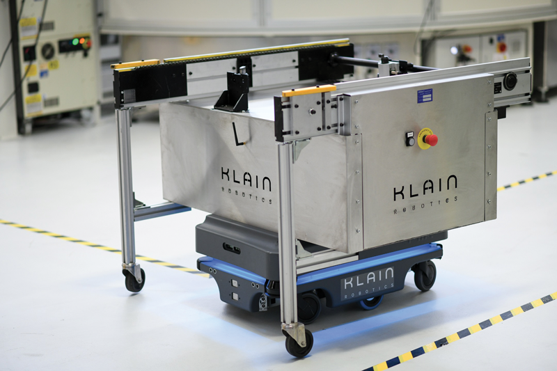 I robot mobili di MiR permettono di trasformare la linea in una vera e propria cella di assemblaggio, con tanto di stazioni di lavoro mobili.