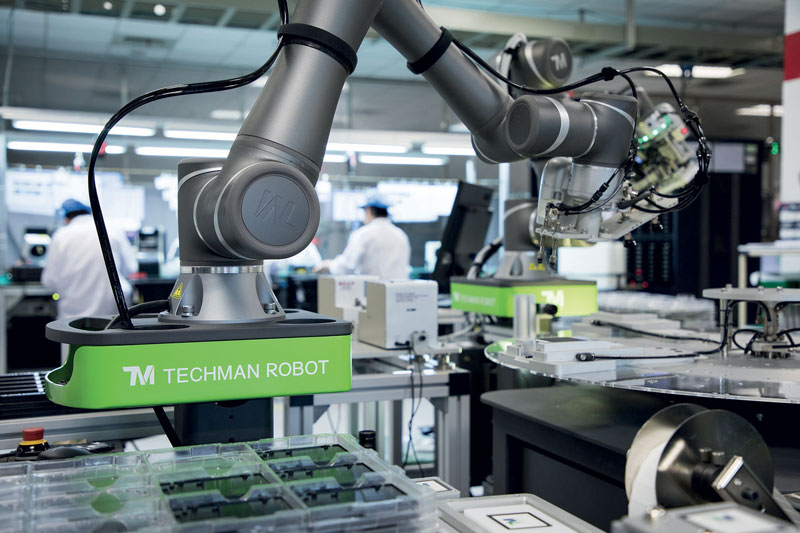 The choice fell on cobots because they are light and compact machines.