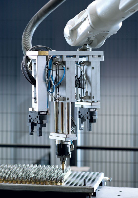 In modern industrial processes that require an ever-increasing level of automation, handling plays a key role in increasing the productivity of machinery and improving its performance. In modern industrial processes that require an ever-increasing level of automation, handling plays a key role in increasing the productivity of machinery and improving its performance.