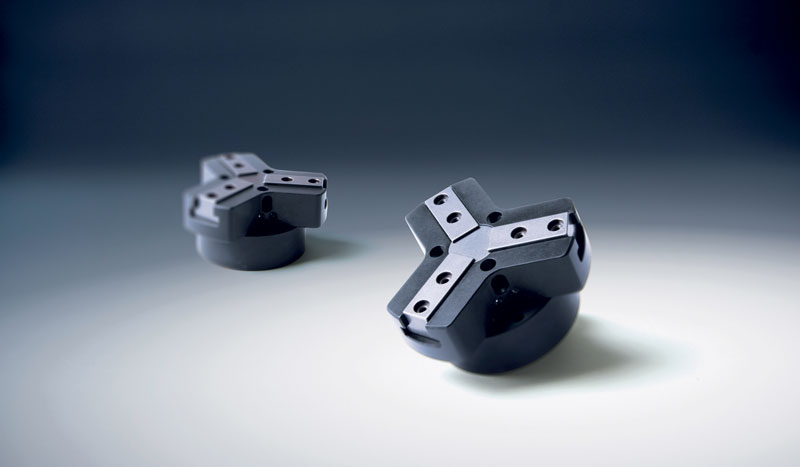 Le pinze a 3 griffe consentono una migliore presa con i componenti di forma circolare. handling L’handling del futuro Camozzi APERTURA
