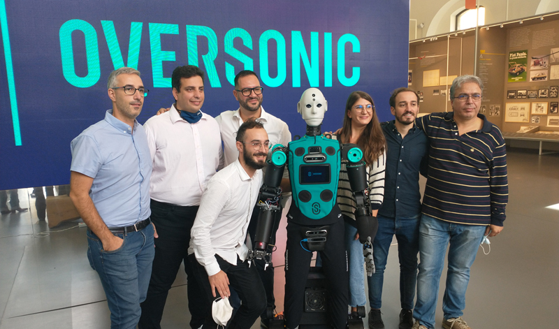 RoBee di Oversonic Robotics è un robot umanoide cognitivo made in Italy.