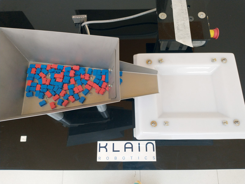 KLAIN robotics distribuisce, per i robot DENSO, anche gli alimentatori flessibili EYEFEEDER.