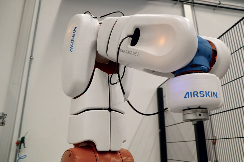 AIRSKIN è un rivestimento sensorizzato, pensato per diversi tipi di robot non collaborativi.   3 KUKA