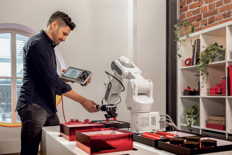 SWIFTI combina le performance di un robot industriale tradizionale agli aspetti di semplicità di utilizzo tipici dei cobot.