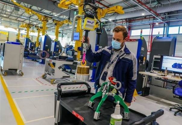 I manipolatori intelligenti di INDEVA sono ideali per applicazioni nell’industria automobilistica e aeronautica.