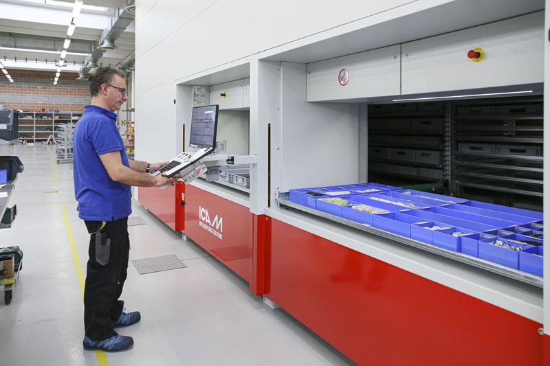 Ottimizzare le risorse e incrementare le performance grazie all’automazione intralogistica silo² magazzino verticale su misura per l’asservimento dei materiali alle linee di produzione SILO², il magazzino verticale su misura per l’asservimento dei materiali alle linee di produzione 1