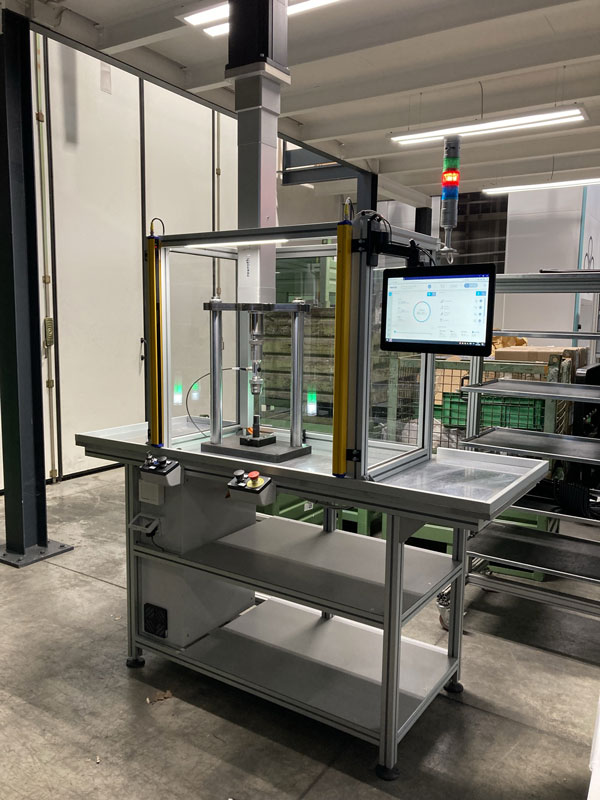 Con la nuova pressa elettromeccanica di piantaggio basata sul kit Smart MechatroniX, SMAT Nord ha potuto automatizzare il processo.