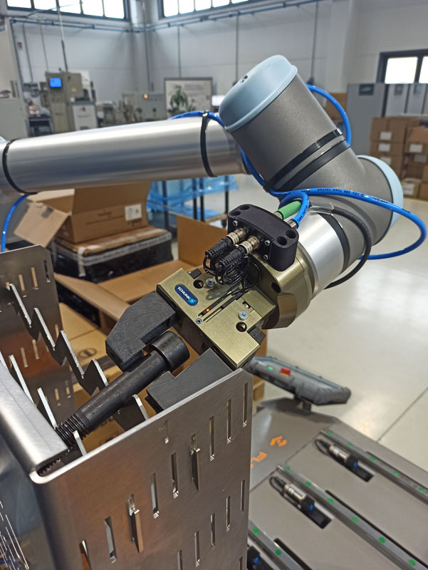 Flexy è un magazzino automatico polivalente che lavora insieme a cobot Universal Robots. cobot Massimizzare l’efficacia di cobot e soluzioni di presa 1 schunk