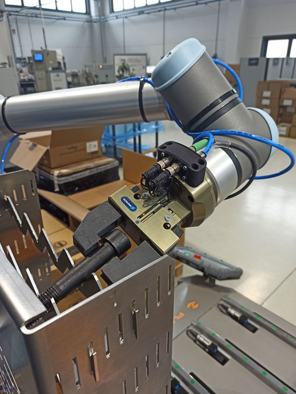 Flexy è un magazzino automatico polivalente che lavora insieme a cobot Universal Robots.