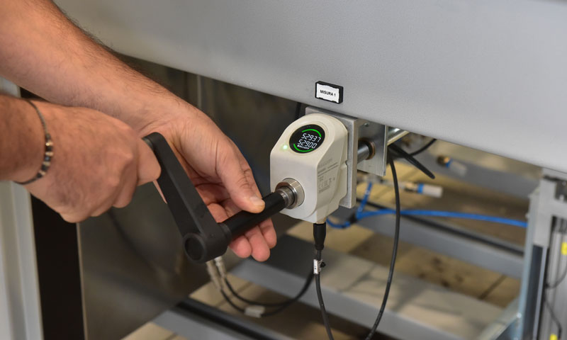 L’operatore deve compiere solo tre azioni: selezionare a pannello la ricetta, girare il volantino e cambiare lo stampo con una vite. balluff automation Manuale o automatico? Entrambi! APERTURA balluff