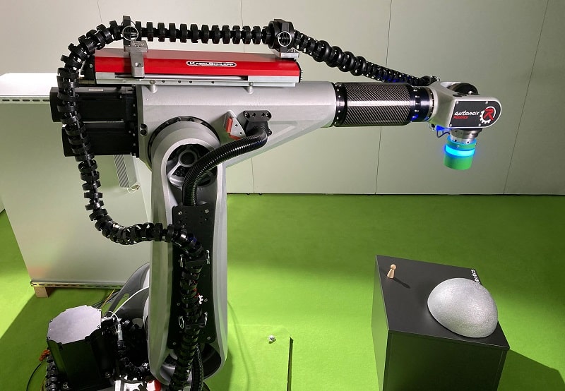 KEBA Industrial Automation ha realizzato un robot dimostrativo installando catene portacavi di KABELSCHLEPP.