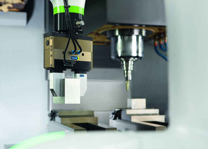 La nuova PGL-plus-P è la prima pinza pneumatica ad offrire un mantenimento certificato della forza di presa in totale sicurezza e un sistema di sensori IOL già integrato. Foto: SCHUNK
