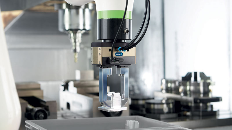 La nuova PGL-plus-P è la prima pinza pneumatica ad offrire un mantenimento certificato della forza di presa in totale sicurezza e un sistema di sensori IOL già integrato. Foto: SCHUNK pgl-plus-p PGL-plus-P: una pinza che può fare di più APE