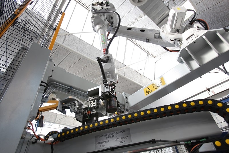 I robot antropomorfi di ABB sono stati posizionati 4 m sopra ognuna delle linee.