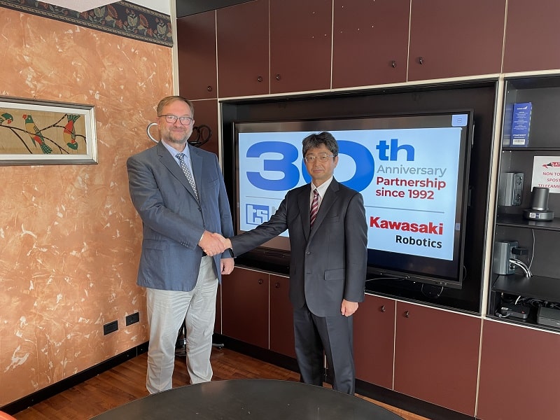 Tiesse Robot e Kawasaki Robotics festeggiano 30 anni di partnership.