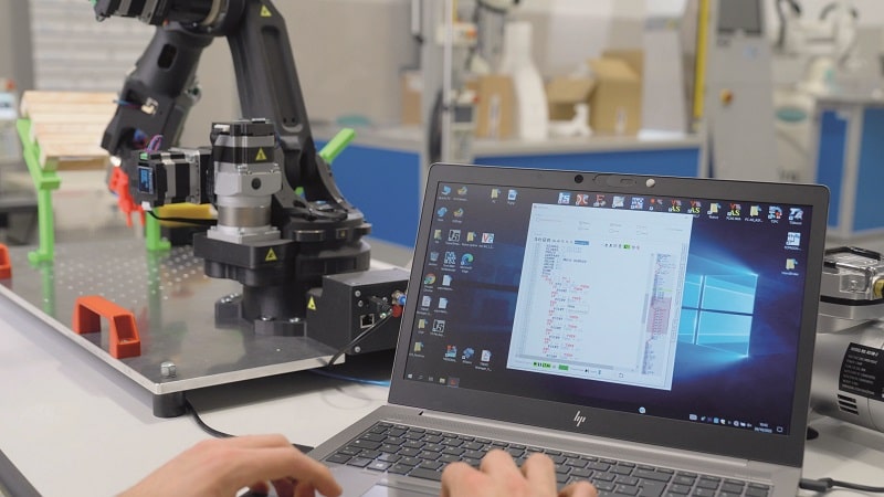 Il software di simulazione K-ROSET lite permette la progettazione e la creazione di un’isola robotizzata virtuale.