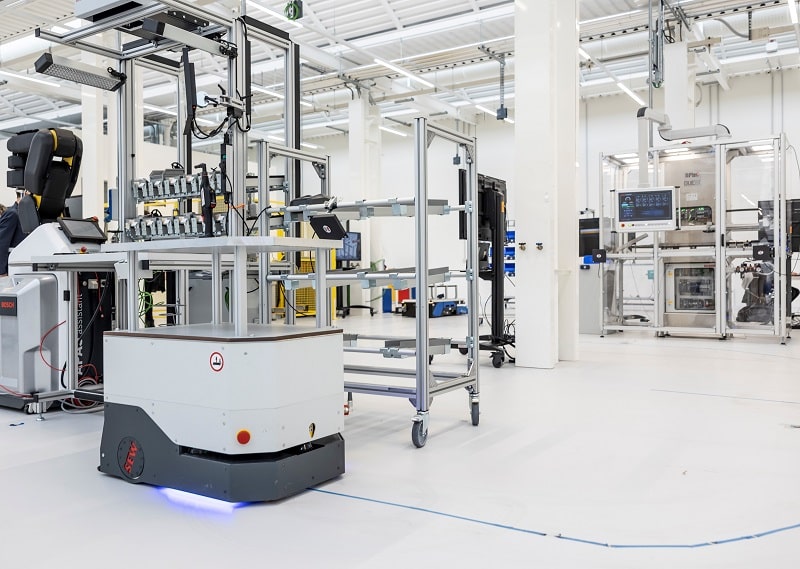 Il robot consegna nell’area di assemblaggio i particolari provenienti dal magazzino.  fasthink FasThink e Siemens insieme al MADE per l’automazione dei processi produttivi 2 fasthink siemens min