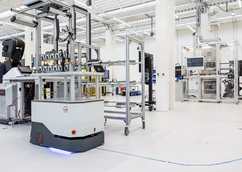 Il robot consegna nell’area di assemblaggio i particolari provenienti dal magazzino.