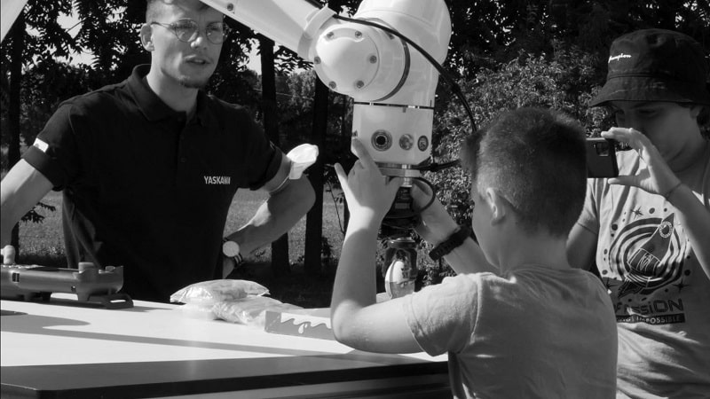 Yaskawa collabora con OFpassiON, la scuola di robotica e tech rivolta ai bambini a partire dai tre anni fino ai giovani delle scuole medie inferiori.